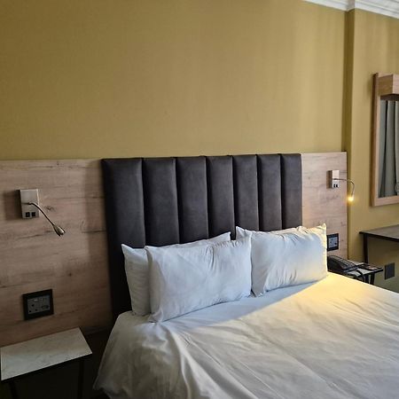 Manhattan Hotel Pretoria-Noord Extérieur photo